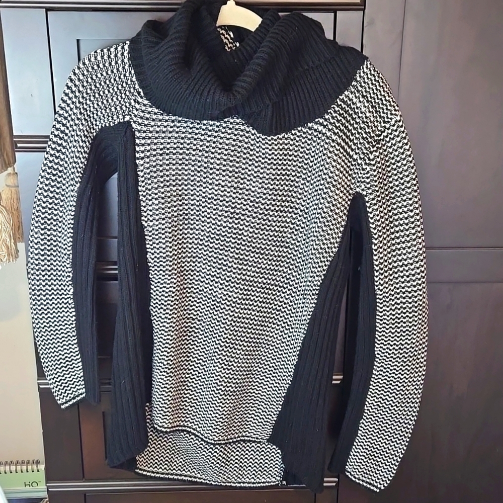 Romeo & Juliet Black And White Sweater